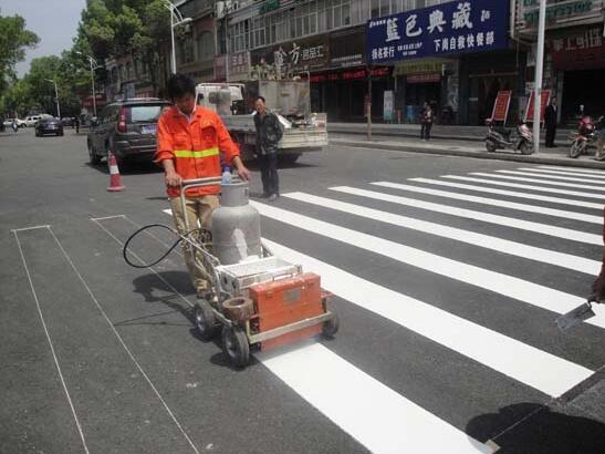 解放路人行道道路标线施工